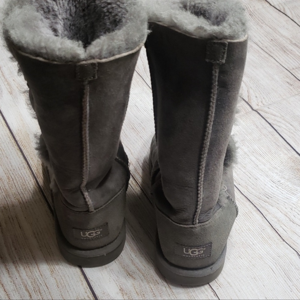 ๐ธ๐ฆ UGG BAILEY BUTTON TRIPLET BOOTS - Picture 4 of 8